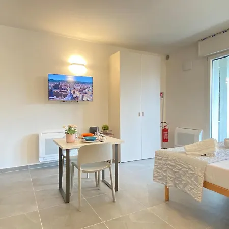 Emilia 8 Apartment *